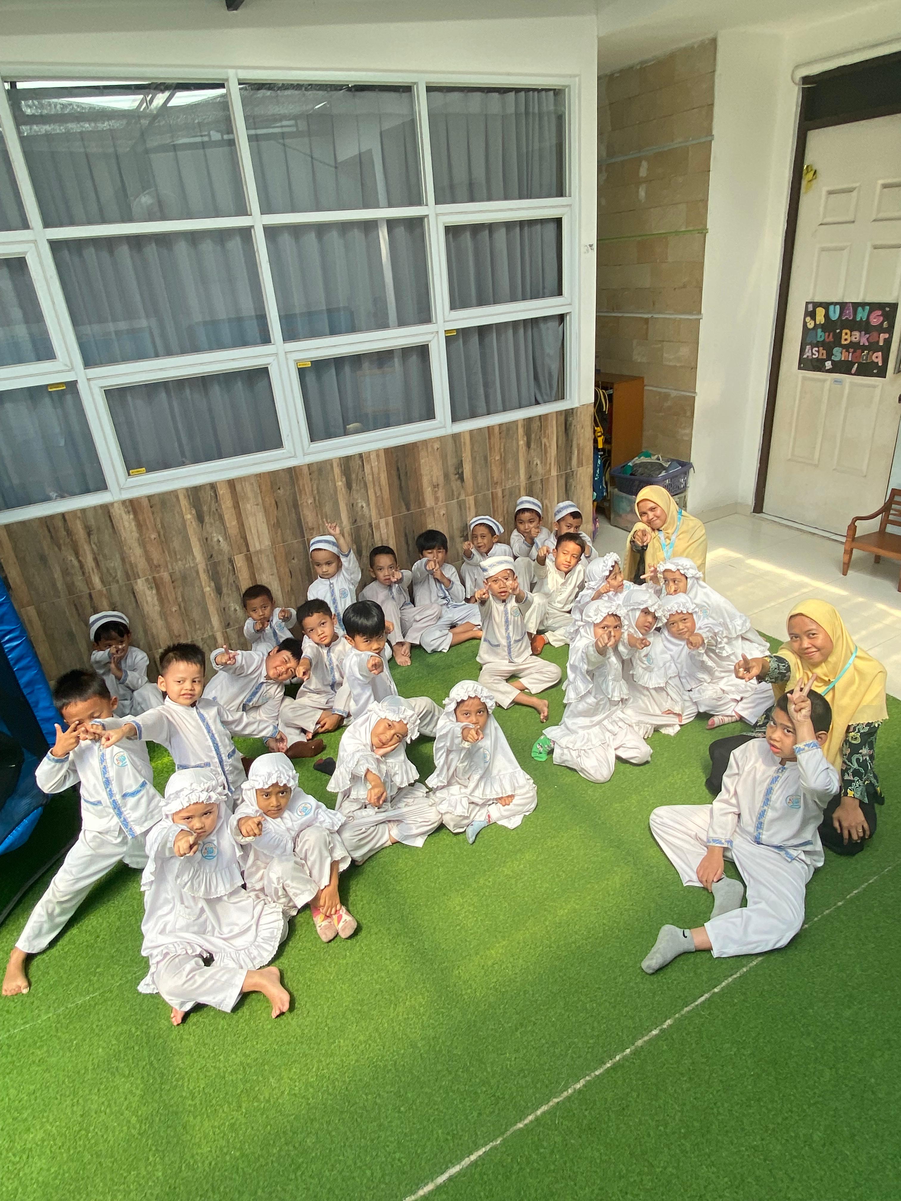 Suasana Kelas B Metland - Kegiatan belajar mengajar kelas B di lokasi Metland